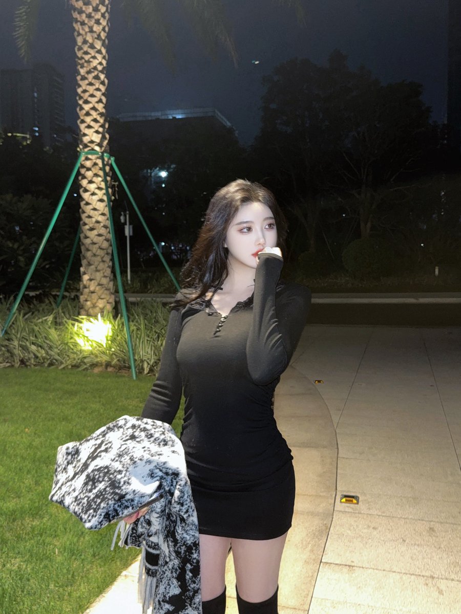 sugarbabyssssu's tweet photo. 你摸摸我的衣服，是不是做女朋友的料 https://t.co/7TBnd24LLo