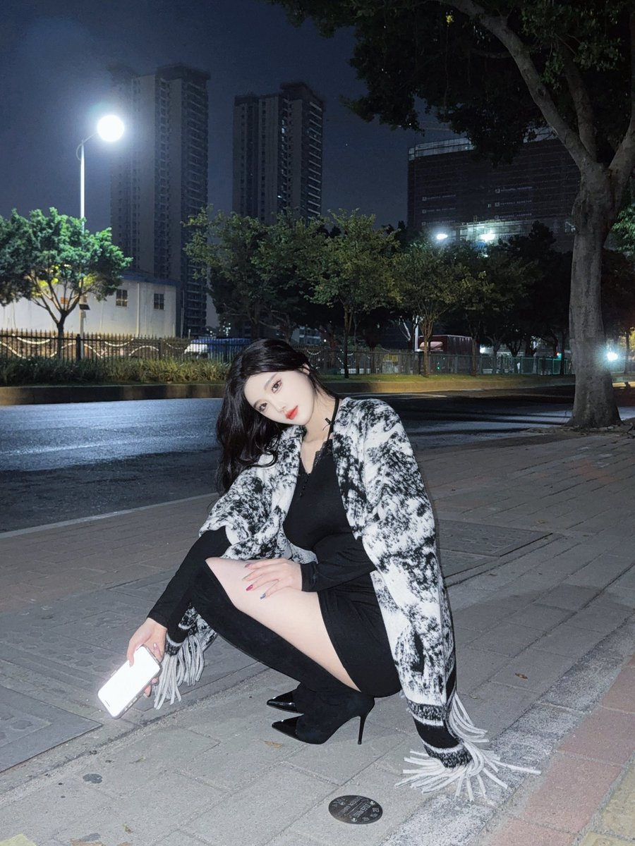 sugarbabyssssu's tweet photo. 你摸摸我的衣服，是不是做女朋友的料 https://t.co/7TBnd24LLo