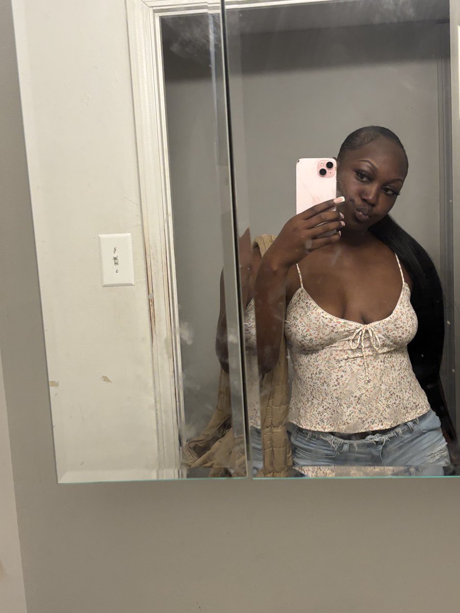 blitzdabaddy's tweet photo. My pretty self https://t.co/tvMhF2NAuc