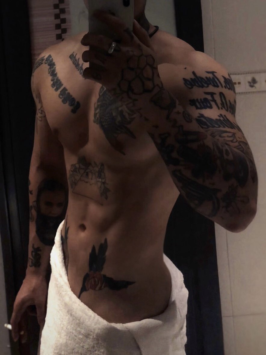 RedrumSMcrow's tweet photo. 把我热融化了🫠
#健身 #Gym #Inked #见人不如健身 https://t.co/rR78ryGofF