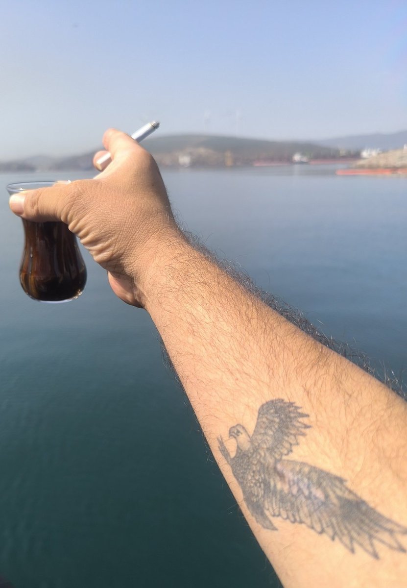 Cudii_01's tweet photo. Bir yılan tarafından ısırılmışsan yapman gereken zehirden kurtulmaya çalışmaktır.
Yılanı yakalayıp seni ısırma sebebini öğrenmeye ve ona bunu hak etmediğini anlatmaya çalışmak değil... https://t.co/OetAjUcr6d