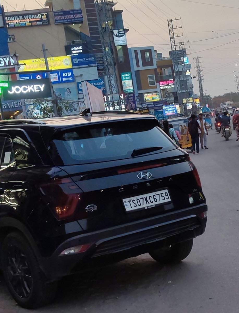 kktsmedia's tweet photo. @CYBTRAFFIC
Irregular parking
#RoadMargins
#MySpaceHyd https://t.co/xlv2Nz77A7
