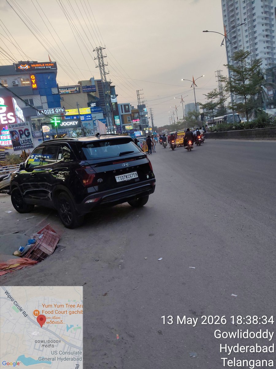 kktsmedia's tweet photo. @CYBTRAFFIC
Irregular parking
#RoadMargins
#MySpaceHyd https://t.co/xlv2Nz77A7