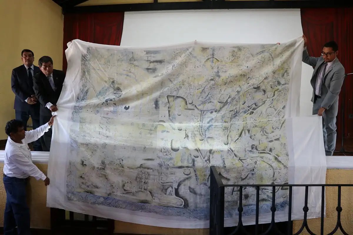 ChapinhechoenGt's tweet photo. ¿Sabías que el Lienzo de Quauhquechollan, pintado alrededor de 1530, es considerado el primer mapa de Guatemala? Este documento indígena, creado por aliados tlaxcaltecas de los españoles, narra la conquista desde la perspectiva maya y muestra las campañas de Jorge de Alvarado. Es el único relato pictográfico indígena de la Conquista en Guatemala y un tesoro histórico único en América. 🇬🇹🗺️