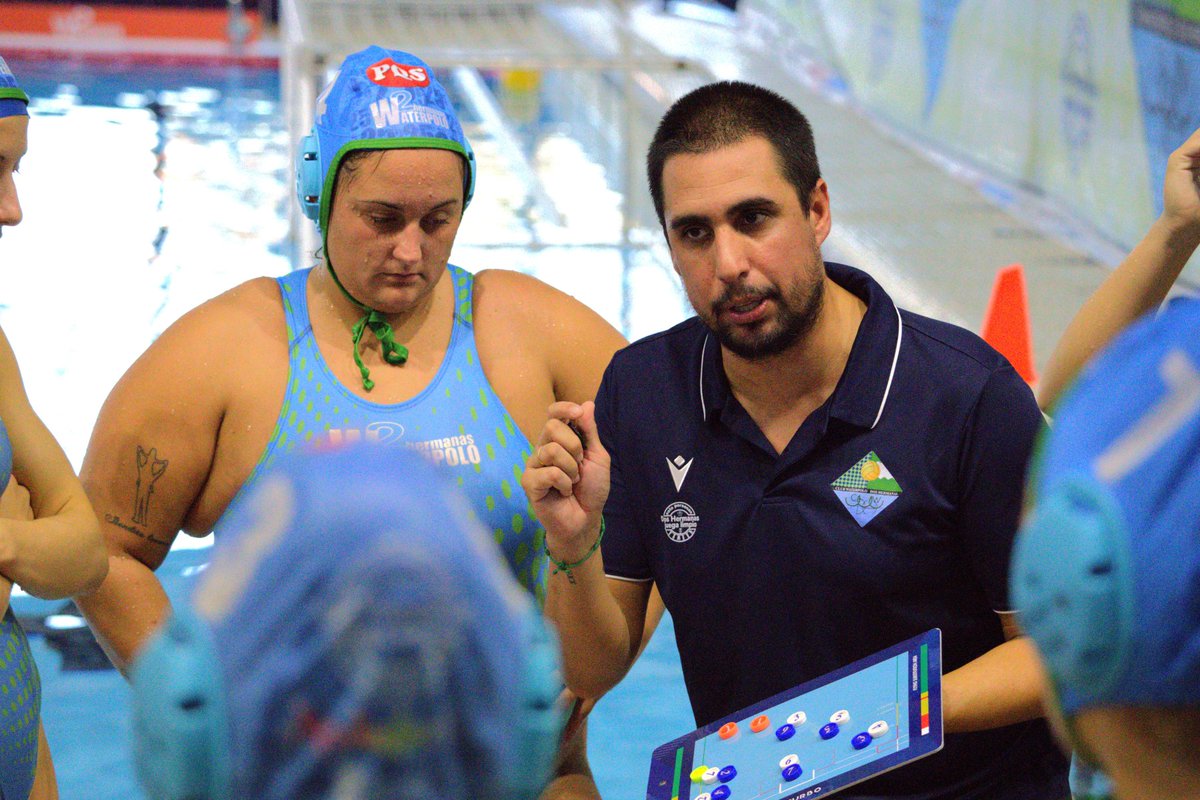 doshermanascom's tweet photo. Eduardo Alcaraz le pone un notable a la permanencia en Primera Nacional del Club Waterpolo Dos Hermanas PQS -  https://t.co/8ybFBiSuTc 
“A ver adónde podemos llegar con un equipo que creo no tiene techo”, apunta el entrenador del equipo nazareno, debutante al frente del mismo ... https://t.co/tTAeS4vHII