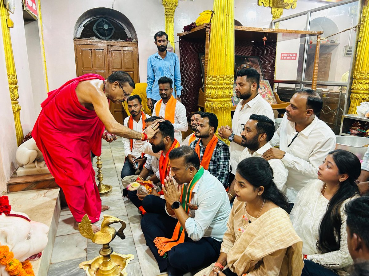 Rohan4Bastar's tweet photo. नवनियुक्त भाजयुमो टीम ने पदयात्रा कर माँ दंतेश्वरी जी का लिया आशीर्वाद

​पीएम श्री @narendramodi जी के 'ईंधन बचत' के आह्वान का सम्मान करते हुए,@BJYM बस्तर की नवीन कार्यकारिणी ने बाइक रैली को निरस्त कर पदयात्रा के माध्यम से अपनी नई यात्रा का शुभारंभ किया।
@BJP4CGState
@BJP4India https://t.co/V0oNKXHy0z
