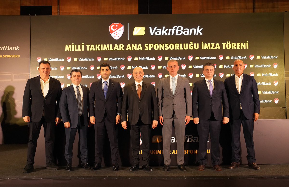 VakifBank's tweet photo. VakıfBank olarak Futbol Millî Takımlarımıza ana sponsor olmanın gururunu yaşıyoruz.

Türkiye Futbol Federasyonu ile imzaladığımız sözleşme ile Kadın ve Erkek Futbol Millî Takımlarımıza ana sponsor olarak spor alanında topluma değer katmaya ve desteğimizi büyütmeye devam ediyoruz. https://t.co/C0EDYvzFBo