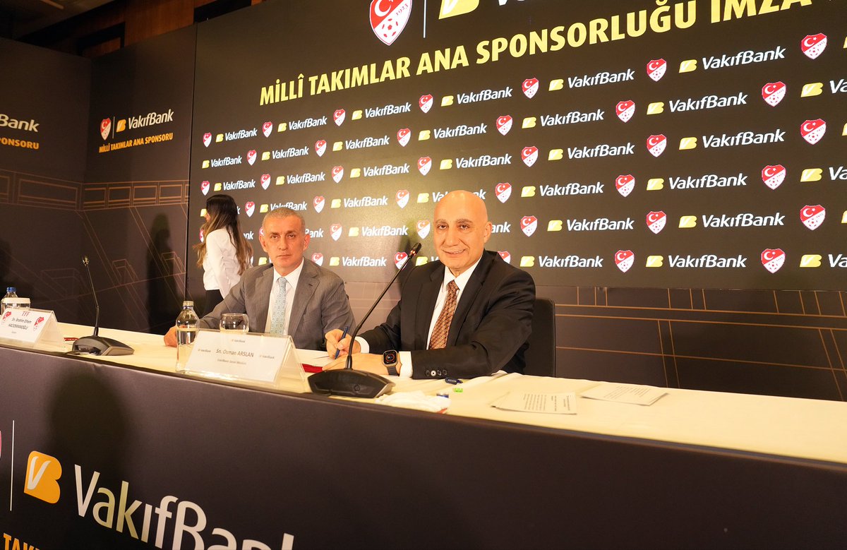 VakifBank's tweet photo. VakıfBank olarak Futbol Millî Takımlarımıza ana sponsor olmanın gururunu yaşıyoruz.

Türkiye Futbol Federasyonu ile imzaladığımız sözleşme ile Kadın ve Erkek Futbol Millî Takımlarımıza ana sponsor olarak spor alanında topluma değer katmaya ve desteğimizi büyütmeye devam ediyoruz. https://t.co/C0EDYvzFBo