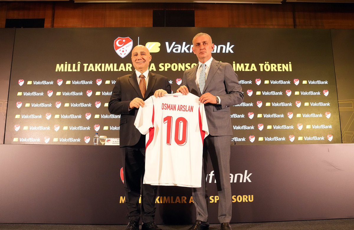 VakifBank's tweet photo. VakıfBank olarak Futbol Millî Takımlarımıza ana sponsor olmanın gururunu yaşıyoruz.

Türkiye Futbol Federasyonu ile imzaladığımız sözleşme ile Kadın ve Erkek Futbol Millî Takımlarımıza ana sponsor olarak spor alanında topluma değer katmaya ve desteğimizi büyütmeye devam ediyoruz. https://t.co/C0EDYvzFBo