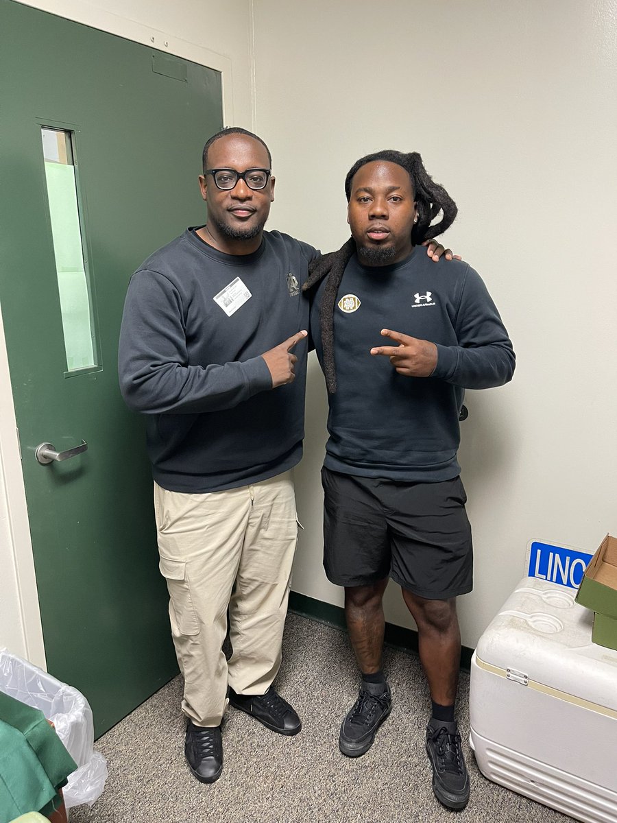 CoachJuiceDixon's tweet photo. My guy @AaronHenry7 of @NDFootball is as solid as it gets… great meetin up with you today and thanks for coming to the trails @Linc_TrojansFB #FloridaDame https://t.co/DU7dsxcg4i