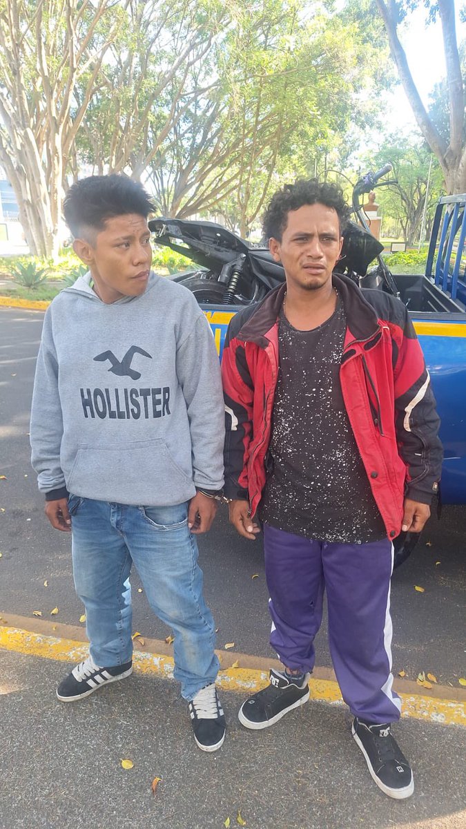 juanVictorCas1's tweet photo. 🚨URGENTE🚨URGENTE🚨

POLICÍA INTERCEPTA A DOS PELIGROSOS MOTOSICARIOS EN UNA PERSECUCIÓN SOBRE LA AVENIDA LAS AMÉRICAS 

Valientes policías de la comisaría 13 PNCdeGuatemala logran salvar vidas humanas al neutralizar a dos criminales que en motocicleta… https://t.co/LTzcrX7UCW