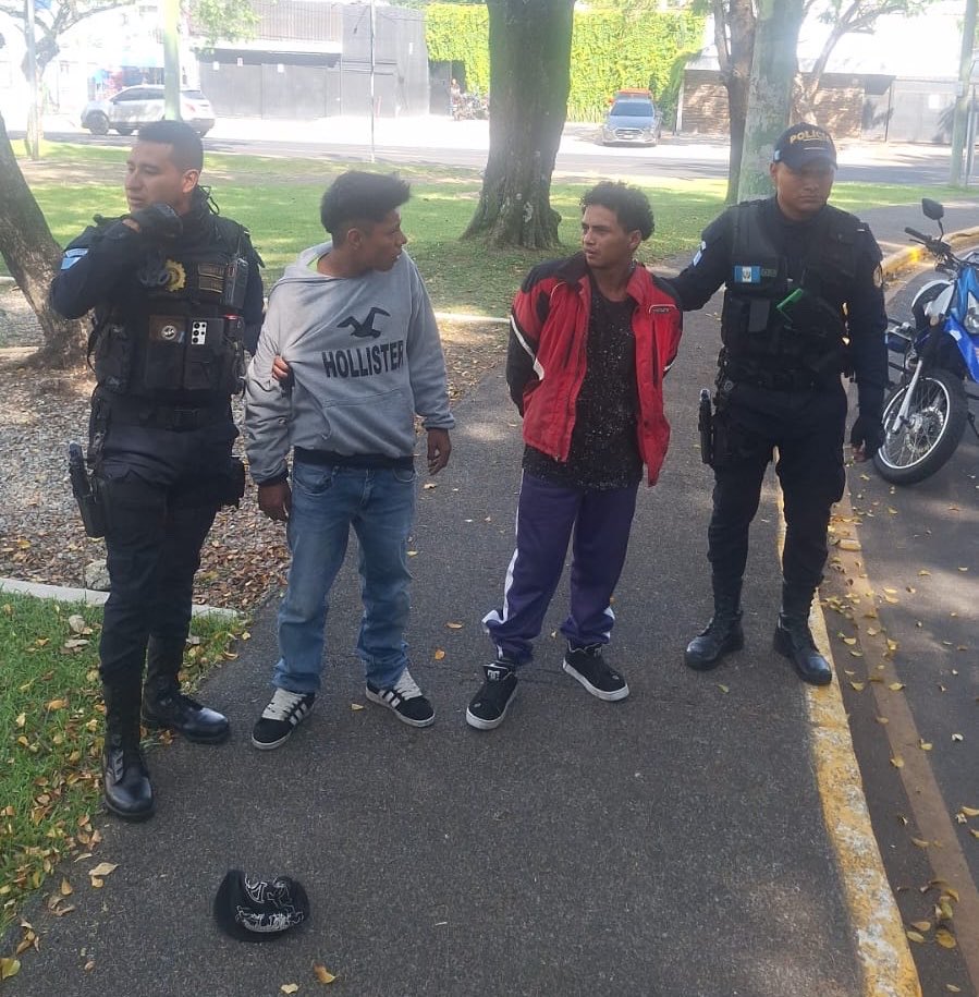 juanVictorCas1's tweet photo. 🚨URGENTE🚨URGENTE🚨

POLICÍA INTERCEPTA A DOS PELIGROSOS MOTOSICARIOS EN UNA PERSECUCIÓN SOBRE LA AVENIDA LAS AMÉRICAS 

Valientes policías de la comisaría 13 PNCdeGuatemala logran salvar vidas humanas al neutralizar a dos criminales que en motocicleta… https://t.co/LTzcrX7UCW