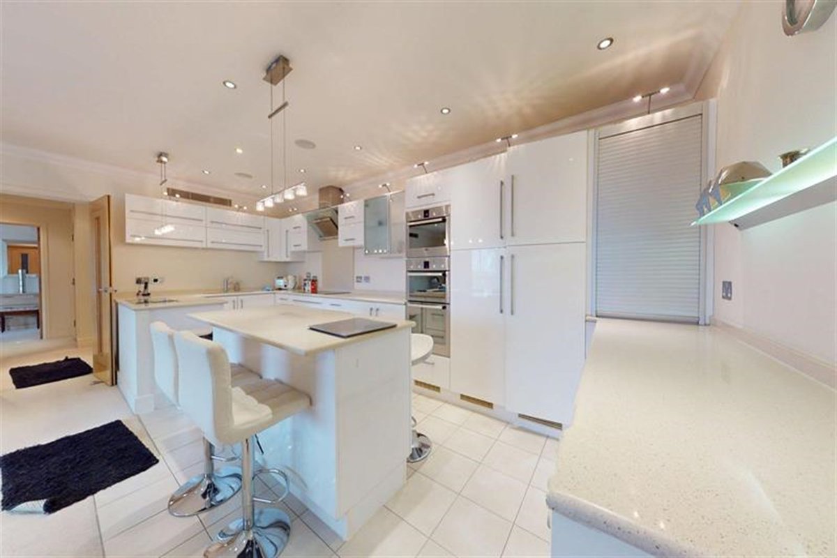 munsonsr's tweet photo. #property #sale #BuckhurstHill  FOR SALE - Roebuck Heights, Buckhurst Hill - £1,800,000 **3 BEDROOM APARTMENT ** 2 EN-SUITES ** SHARE OF FREEHOLD YEARS REMAINING 977 APPROX** AWAITING EPC RATING ** COUNCIL TAX BAND: G ** SERVICE CHARGE HALF YEARLY £2971.58 https://t.co/zch26Hi1aU https://t.co/gEzYcBW5t3