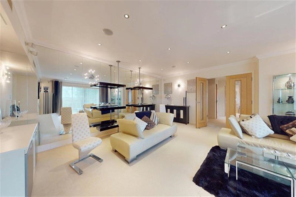 munsonsr's tweet photo. #property #sale #BuckhurstHill  FOR SALE - Roebuck Heights, Buckhurst Hill - £1,800,000 **3 BEDROOM APARTMENT ** 2 EN-SUITES ** SHARE OF FREEHOLD YEARS REMAINING 977 APPROX** AWAITING EPC RATING ** COUNCIL TAX BAND: G ** SERVICE CHARGE HALF YEARLY £2971.58 https://t.co/zch26Hi1aU https://t.co/gEzYcBW5t3