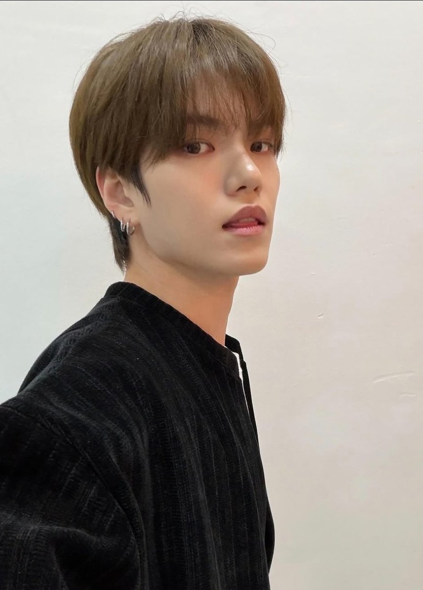 kbgmedia's tweet photo. Happy birthday to #GYEHYEON from #VERIVERY https://t.co/CO0zC0sywj