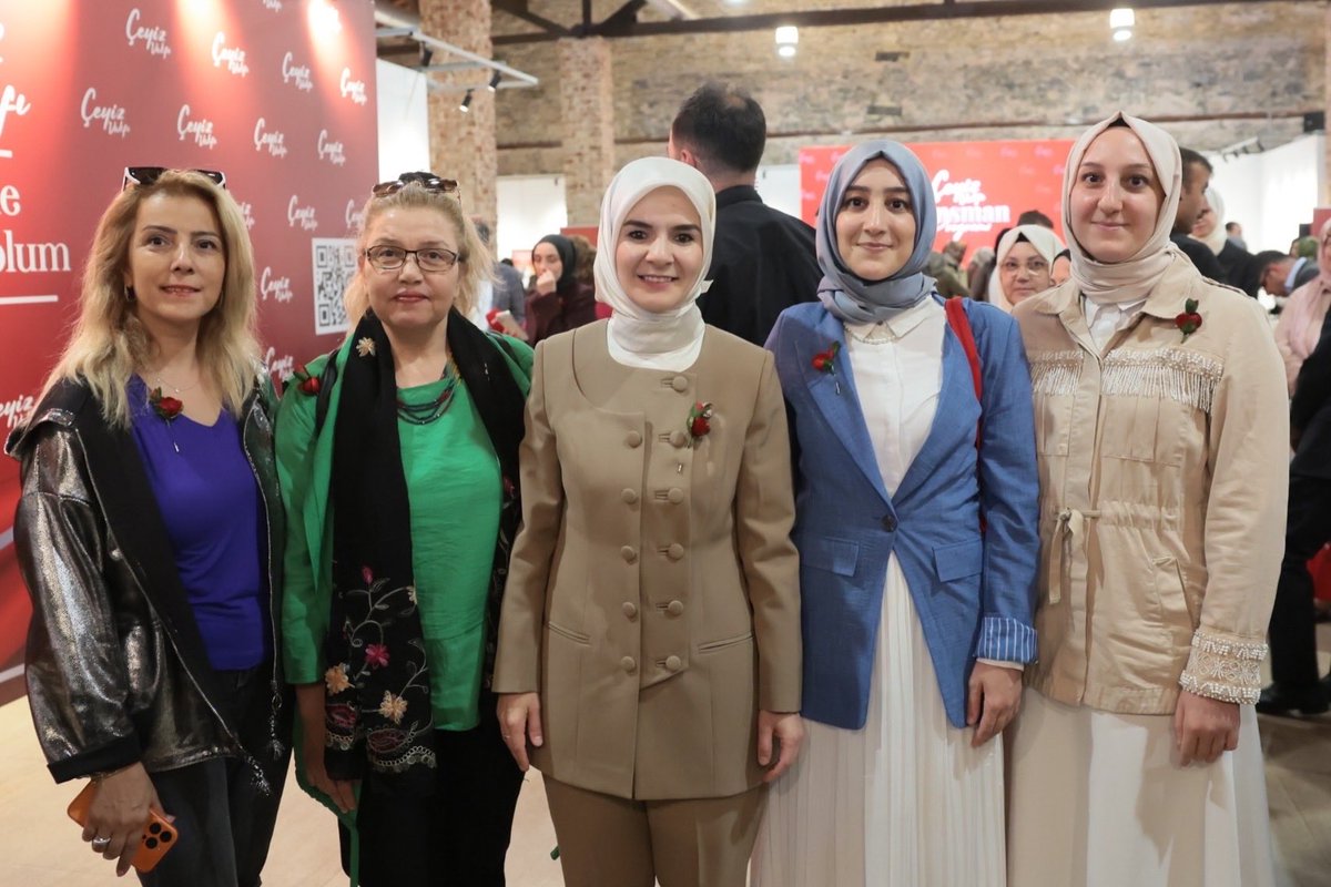 MahinurOzdemir's tweet photo. 📍İstanbul

Bugün lansmanını gerçekleştirdiğimiz Çeyiz Vakfı ile Aile ve Nüfus On Yılı'nda, aile hikayelerimizi büyütme irademizi somutlaştıran bir adım daha atıyoruz.

Kültürümüzün vazgeçilmezi olan çeyiz, maddi bir destekten öte, aile olma yolunda ilk adımı atanların yanında olmaktır. Ailelerimizin duasını almak, büyüklerimizin tecrübesinden yararlanmak, komşularımızla dayanışmayı çoğaltmaktır.

Bu kıymetli geleneğimizi yaşatarak; mutluluğun, bereketin ve muhabbetin kaynağı olan ailelerimizi hep birlikte güçlendirmeye devam edeceğiz.

Çeyiz Vakfı'nın ülkemize ve milletimize hayırlı olmasını diliyor, Vakıf Başkanımız Sayın Mahmut Karasakız ve Başkan Yardımcımız Sayın Hatice Karasakız başta olmak üzere, emeği geçen herkese teşekkür ediyorum.