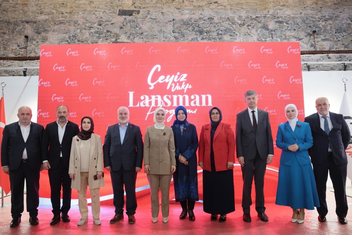 MahinurOzdemir's tweet photo. 📍İstanbul

Bugün lansmanını gerçekleştirdiğimiz Çeyiz Vakfı ile Aile ve Nüfus On Yılı'nda, aile hikayelerimizi büyütme irademizi somutlaştıran bir adım daha atıyoruz.

Kültürümüzün vazgeçilmezi olan çeyiz, maddi bir destekten öte, aile olma yolunda ilk adımı atanların yanında olmaktır. Ailelerimizin duasını almak, büyüklerimizin tecrübesinden yararlanmak, komşularımızla dayanışmayı çoğaltmaktır.

Bu kıymetli geleneğimizi yaşatarak; mutluluğun, bereketin ve muhabbetin kaynağı olan ailelerimizi hep birlikte güçlendirmeye devam edeceğiz.

Çeyiz Vakfı'nın ülkemize ve milletimize hayırlı olmasını diliyor, Vakıf Başkanımız Sayın Mahmut Karasakız ve Başkan Yardımcımız Sayın Hatice Karasakız başta olmak üzere, emeği geçen herkese teşekkür ediyorum.