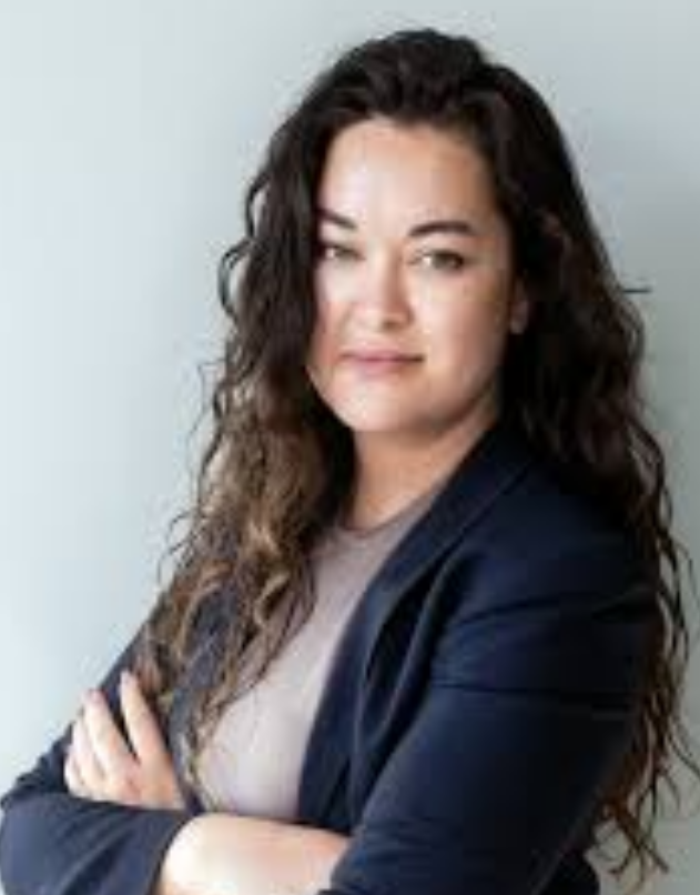 iphonekingse's tweet photo. KOMPLETTERING I DISCIPLINÄRENDE D-2026/0029
Advokat Gabriella Charpentier (tidigare Malmborg), Block Advokater

Jag har tagit del av beskedet att handlingar ska skickas till info@advokatsamfundet.se för registrering i ärendet. Jag översänder härmed två polisanmälningar som är direkt relevanta för disciplinnämndens bedömning av advokat Charpentiers agerande, tillsammans med en förklaring av hur de hänger samman med ärendet.

1.  Sammanfattning av min anmälan mot Charpentier
Min anmälan avser att advokat Gabriella Charpentier, i egenskap av ställföreträdare och offentligt biträde för mitt barn Johan Kenneth Åberg i mål 16575-25 vid Förvaltningsrätten i Stockholm, medgav det omedelbara omhändertagandet enligt LVU utan att ha talat med Johan. Hennes eget yttrande av den 18 augusti 2025 (Aktbilaga 48) dokumenterade att Johan var glad, trivdes, gick i skola i Sydney, hade en nära relation till sin far, ville stanna med sin far, talade engelska som modersmål, och att farföräldrarna bekräftade hans välmående. Trots dessa egna dokumenterade iakttagelser medgav hon omhändertagandet.

2.  Varför polisanmälningarna är relevanta för disciplinnämnden
Charpentiers medgivande ägde inte rum i ett vakuum. De bifogade polisanmälningarna dokumenterar att det förfarande inom vilket Charpentier agerade var genomsyrat av dokumenterade rättsliga överträdelser. Disciplinnämnden behöver denna kontext för att bedöma huruvida Charpentiers medgivande var en isolerad felbedömning eller en handling som möjliggjordes av, och bidrog till, ett systemiskt rättsövergrepp.

2.1  Polisanmälan mot Caroline Hedman (12 maj 2026, 5 gärningar)

Caroline Hedman var den socialsekreterare som Charpentier kontaktade för att inhämta information (dokumenterat i Aktbilaga 48).

Hedmans uppgifter till
Charpentier inkluderade:
Att Hague-ansökan "tidigare upprättats" men "dröjt" (Charpentiers eget yttrande, Aktbilaga 48, sid 1). Detta bekräftar att LVU-beslutet var instrumentellt, inte skyddsbaserat.

Att de lokaliserat mig och Johan via min podcast och hotell Shangri-La i Sydney (Aktbilaga 48, sid 1).
Charpentier dokumenterade detta utan att reagera på att socialtjänsten använde podcastövervakning för att lokalisera ett barn.

Vad Charpentier inte visste, men som polisanmälan avslöjar:

Hedman hade samma dag (14 augusti 2025, kl 16:11) skickat Aktbilaga 19 till Förvaltningsrätten med instruktioner om att dölja LVU-beslutet för mig: "Vi vill att Australienska myndigheter ska hitta honom innan vi berätar det."

Charpentiers föreläggande att yttra sig (Aktbilaga 13) skickades samma dag. Charpentier yttrade sig fyra dagar senare (18 augusti) utan vetskap om att domstolen och socialtjänsten samordnade för att dölja beslutet från den andra parten i målet.

Hedmans BBIC-utredning innehöll en fabricerad våldtäktsanklagelse (utan polisanmälan, förundersökning, åtal eller dom) och fabricerade vapenuppgifter (utan beslag eller polisrapport).

Charpentier byggde sin bedömning delvis på detta material.

Hedmans BBIC påstod att farföräldrarna skickade pengar till mig för att Johan skulle få mat. Charpentier intervjuade farföräldrarna och de sade uttryckligen att de inte skickat pengar (Aktbilaga 48, sid 3). Charpentier dokumenterade denna direkt motbevisning av Hedmans BBIC men drog inte slutsatsen att Hedmans utredning var fabricerad.

Relevans för disciplinnämnden: Charpentier inhämtade information från en socialsekreterare som samma dag bad domstolen samt Australiska myndigheter att dölja beslutet från fadern vilket är ett allvarlig brott I Australien under federal lag.

Charpentier dokumenterade uppgifter som direkt motsade BBIC-utredningen (farföräldrarna gav inte pengar; Johan trivdes) men medgav ändå omhändertagandet. Polisanmälan visar att den informationskälla Charpentier förlitade sig på (Hedman) nu är misstänkt för fem brott.

2.2  Polisanmälan mot samordnad rättsförvägran (13 maj 2026, 7 misstänkta)

Denna polisanmälan dokumenterar den fullständiga kedjan av samordning mellan Täby socialtjänst och Förvaltningsrätten i Stockholm under perioden 7 augusti till 4 september 2025.

De sju misstänkta inkluderar Hedman, Brolin, Pramlid, Kaasik och Dorrian vid Täby kommun samt David Bentzer och Sara Lindgren vid Förvaltningsrätten.

Relevans för Charpentier:
Charpentiers yttrande av den 18 augusti 2025 lämnades in under en period då domstolens handläggare Sara Lindgren genomförde upprepade ex parte-kontakter med Hedman (Aktbilaga 11, 16, 41) utan motsvarande kontakt med mig eller mitt ombud.
Charpentier agerade inom ett förfarande som inte var kontradiktoriskt.

Domstolens handläggarchef David Bentzer hade den 14 augusti 2025 kl 16:17 vidarebefordrat Hedmans instruktion om att dölja beslutet (Aktbilaga 19) utan invändning. Charpentier yttrade sig fyra dagar senare. Domstolen behandlade socialtjänsten som samarbetspartner, inte som part.

Charpentier medgav omhändertagandet i ett förfarande där den andra parten (jag) systematiskt utestängdes: beslutet doldes för mig, domstolen kommunicerade med socialtjänsten men inte med mig, och mitt föreläggande (Aktbilaga 15) hade en svarsfrist på fem dagar till Australien under förhållanden där Hedman bad domstolen avvakta med att delge mig.

3.  Kärnfrågan för disciplinnämnden
Disciplinnämndens fråga är inte om Charpentier kände till Hedmans brottslighet. Det gjorde hon sannolikt inte. Frågan är om en advokat som dokumenterar att ett barn är tryggt, glatt och vill stanna med sin far, och som samtidigt dokumenterar uppgifter som direkt motbevisar socialtjänstens beslutsunderlag (farföräldrarna gav inte pengar; barnet trivdes), uppfyller sitt uppdrag som ställföreträdare genom att ändå medge omhändertagandet utan att ens tala med barnet.

Polisanmälningarna visar att Charpentiers medgivande inte var en isolerad felbedömning i ett i övrigt korrekt förfarande. Det var en handling som bidrog till att legitimera ett förfarande som nu är föremål för brottsutredning i två länder (Sverige och Australien), som bygger på ett LVU-beslut som Hedman själv erkänt var instrumentellt (Aktbilaga 79: "behov av beslut med stöd av LVU för att kunna bedriva den samverkan som pågår med myndigheterna i Australien"), och som vilade på ett beslutsunderlag med fabricerade brottsanklagelser.

En advokat som medger omhändertagande mot sin egen dokumentation, utan att tala med barnet, i ett förfarande genomsyrat av dold samordning och fabricerat underlag, har inte utfört sitt uppdrag i enlighet med god advokatsed.

4.  Ytterligare omständigheter sedan den 21 april 2026
Sedan tidsfristen för komplettering passerade (21 april 2026) har följande inträffat:
EU-kommissionen bekräftade i skrivelse Ares(2026)1732064 att det EU-instrument som Sverige tillämpade (Bryssel IIb) inte gäller för Australien. Hela det rättsliga ramverket som Charpentier agerade inom vilade på fel lag.

Attunda tingsrätts medarbetare dömdes den 14 december 2023 för grovt brott mot tystnadsplikt och grovt dataintrång (mål B 11763-23, 1 år 9 månader). Den dömda gav en person med koppling till organiserad brottslighet tillgång till domstolens ärendehanteringssystem Vera, som innehåller Johans förseglade akter.

Katja Nyberg, riksdagsledamot i justitieutskottet och ledamot i Polismyndighetens och Säkerhetspolisens styrelser, åtalades i maj 2026 för narkotikabrott (kokain, amfetamin, ecstasy).

Danderyds kommuns ansvarsförsäkringsgivare (SRF) karakteriserade den fabricerade våldtäktsanklagelsen som "normalt förfarande" i sin bedömning den 23 april 2026.

Polisanmälan mot SRF:s handläggare Thérése Lindroos har ingetts den 12 maj 2026.

Högsta domstolen nekade prövningstillstånd i Ö 1736-26 den 5 maj 2026. Tre kompletteringar i ny resningsansökan Ö 4252-26 har ingetts 9, 11 och 13 maj 2026.

5.  Begäran
Att disciplinnämnden registrerar denna komplettering och de bifogade polisanmälningarna i ärende D-2026/0029.

Att disciplinnämnden beaktar den dokumenterade kontexten vid bedömningen av Charpentiers agerande, särskilt att hon medgav omhändertagande utan att tala med barnet, mot sin egen dokumentation, i ett förfarande som nu är föremål för brottsutredning.

Att disciplinnämnden överväger huruvida Charpentiers underlåtenhet att reagera på den direkta motbevisningen i sitt eget yttrande (farföräldrarna gav inte pengar; barnet trivdes) utgör en brist i det oberoende kritiska förhållningssätt som krävs av en ställföreträdare.

6.  Bilagor
Polisanmälan mot Caroline Hedman, 12 maj 2026 (5 gärningar, 5 lagrum).

Polisanmälan samordnad rättsförvägran, 13 maj 2026 (7 misstänkta: Hedman, Brolin, Pramlid, Kaasik, Dorrian, Bentzer, Lindgren).

Lars Johan Åberg