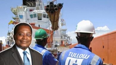 Cosa76's tweet photo. 🔴 #Gabon : Décryptage d’une sortie controversée de Tullow Oil 🇬🇦

Samuel Dossou Aworet s'est vraiment fait du pognon en entubant le Gabon...🤣🤣🤣

Ces derniers jours, une information circule largement : avant de quitter le Gabon, Tullow Oil aurait mis en place un montage lui permettant de revaloriser ses actifs… tout en transférant une partie du poids fiscal à l’État gabonais, nouvel acquéreur.

Que s’est-il réellement passé ?

Avant sa cession, Tullow aurait restructuré ses actifs pétroliers de manière à en augmenter la valeur apparente. Ce type d’opération, fréquent dans l’industrie extractive, repose souvent sur des réorganisations internes, des réévaluations de réserves ou des ajustements financiers qui rendent les actifs plus attractifs sur le papier.

Résultat :
- Une vente à un prix plus élevé
- Une plus-value importante pour le vendeur
-  Et potentiellement… une charge fiscale ou des risques transférés à l’acheteur

Le point sensible : la fiscalité

Selon plusieurs analyses, une partie des obligations fiscales liées à la transaction aurait été indirectement supportée par l’acquéreur public. Autrement dit, l’État gabonais pourrait se retrouver à assumer des coûts qui auraient normalement dû incomber au vendeur.

Une stratégie isolée ou un cas classique ?

Ce type de montage n’est pas inédit dans le secteur pétrolier. Les multinationales disposent souvent d’une ingénierie financière sophistiquée qui leur permet d’optimiser leurs sorties de marché. La vraie question est donc ailleurs :

Les intérêts du Gabon ont-ils été suffisamment protégés lors de cette transaction ?

Les mécanismes de contrôle et d’audit ont-ils été pleinement mobilisés ?

Responsabilités locales ?

Au-delà de l’entreprise étrangère, cette affaire relance aussi le débat sur le rôle des décideurs locaux et des intermédiaires impliqués dans ce type d’opérations. La transparence, la compétence technique et la défense de l’intérêt national sont ici essentielles.

📢 Conclusion

Ce dossier met en lumière un enjeu majeur pour un pays comme le notre, producteur de ressources naturelles :

Maîtriser les montages financiers complexes,
négocier à armes égales et éviter que la richesse nationale ne se transforme en perte publique

#Gabon #Petrole #TullowOil #Economie #Transparence #Gouvernance