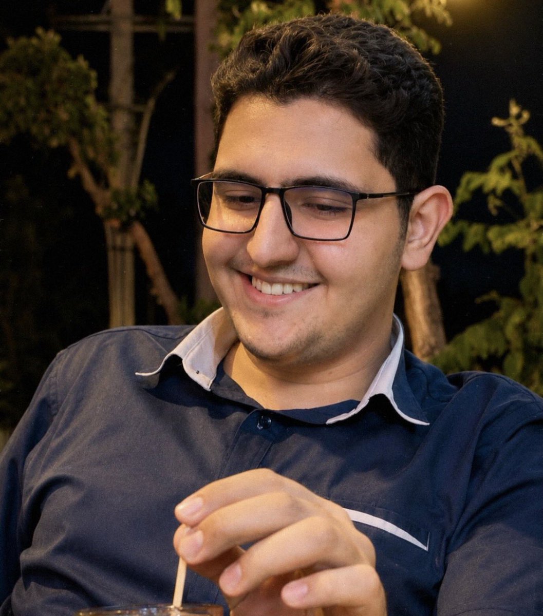 gilasnana's tweet photo. یاسین حسن‌زاده، دانشجوی مهندسی صنایع دانشگاه تهران، در ۲۲ اردیبهشت ۱۴۰۵ توسط نیروهای امنیتی بازداشت و به مکانی نامعلوم منتقل شد.  

تاکنون هیچ اطلاعات دقیقی درباره وضعیت، محل نگهداری، سلامت یا امکان دسترسی او به وکیل منتشر نشده است.  

سکوت نکنیم. صدای او باشیم.  

#یاسین_حسن‌زاده