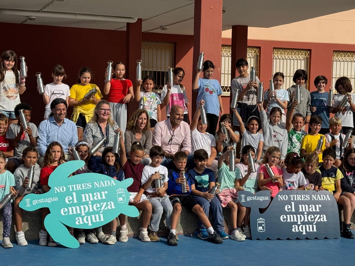 Gestagua_Saur's tweet photo. En colaboración con el Ayuntamiento de @fuengirola, la iniciativa contó con la presencia de los concelajes de Ecología Urbana, @josesanchezdiaz, y de Educación, @CarDiRu, que destacaron la importancia de la concienciación desde la niñez y el uso responsable del agua. (2/3) https://t.co/WxqFg6EbIp