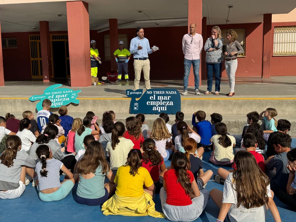 Gestagua_Saur's tweet photo. Nuestro delegado en la zona, Enrique Sánchez, subrayó que los niños no sólo son los adultos del mañana, sino que también son agentes de cambio hoy, influyendo en los hábitos diarios de sus familias e impulsando la adopción de buenas prácticas. (3/3) https://t.co/R4I13ZBKa8