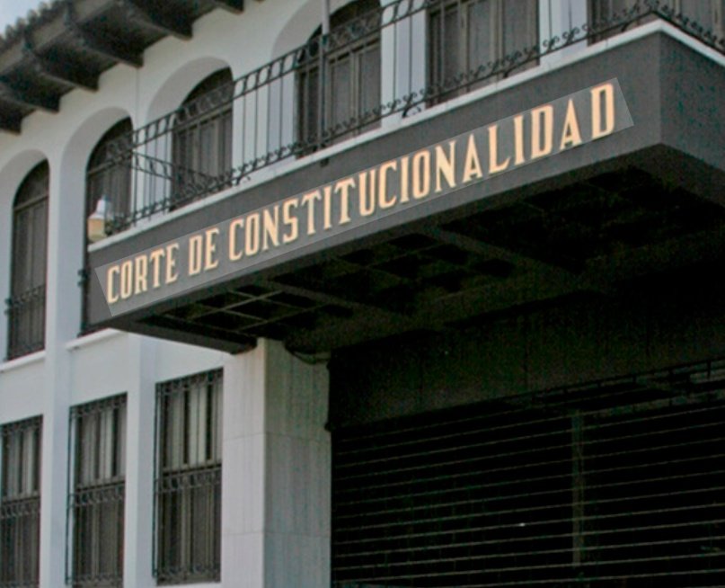 vozdeltuit's tweet photo. Claudia Paz y Paz asumió como Fiscal General del @MPguatemala, en diciembre del 2010. A inicios del 2014 ella consultó a la Corte de Constitucionalidad @CC_Guatemala ¿Cuándo debo dejar el cargo? La CC respondió que el 17 de mayo del 2014. Pues el plazo es finito. No en diciembre. https://t.co/WpsIBk1f0D