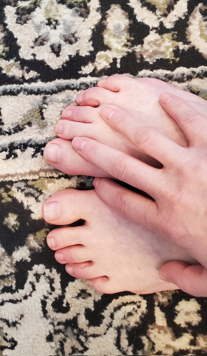 SmokeSignalSole's tweet photo. Happy Humpday feet folks 😘 Hmmm I think I might do my nails today 🤔  Hope you all have a epic day!

OF&amp;MV = feet content 👌 

#feet #nailpolish #feetfetısh #linkinbio https://t.co/mpUVWfY3hT