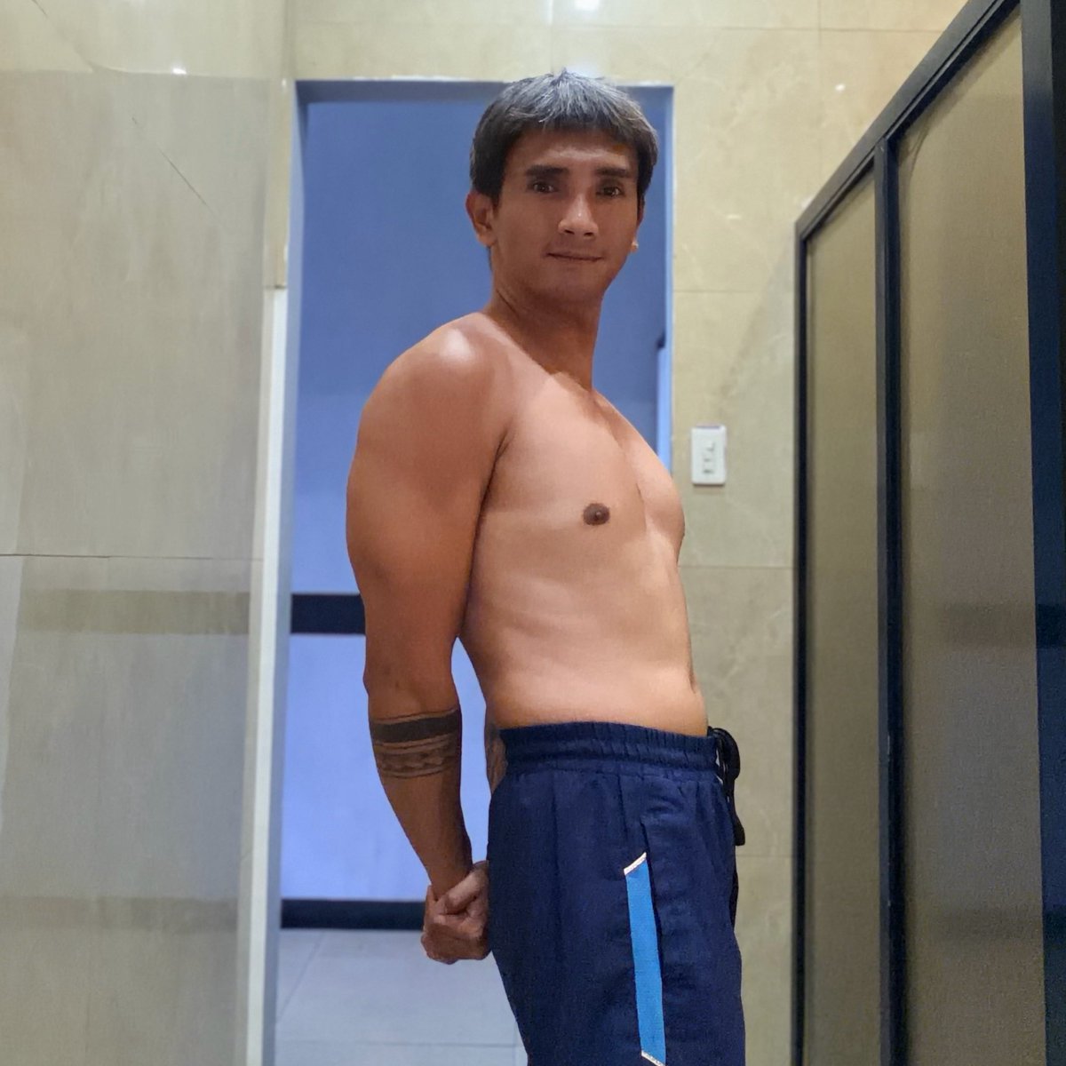 DaddyTeachMe09's tweet photo. Kaunting fles lang. hahaha https://t.co/vSESrd0Xaf