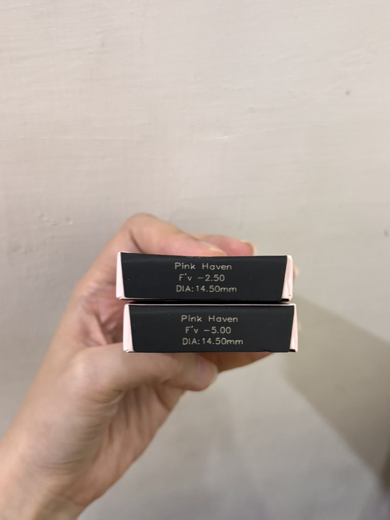Cheorin1's tweet photo. Ada yang mau ga ya? Softlensnya baru banget sampai hari ini (btw softlens minus ya), terus ga cocok di mata aku. Mana tau ada yang mau 🙌 Masing” minesnya aku cuma buka sebelah, jadi sebelah lagi masih sealed

Aku jual di 60 aja take all 😭😭 https://t.co/n5pBAu29c2