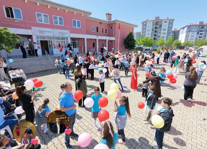 SavaPekdemir's tweet photo. 📍GAZİ ÖZEL EĞİTİM UYGULAMA OKULU 

AK Parti Teşkilatımız ile birlikte Gazi Özel Eğitim Uygulama Okulu'nda düzenlenen Bahar Şenliği programına katılım sağladık. https://t.co/bYOxkiS3gX
