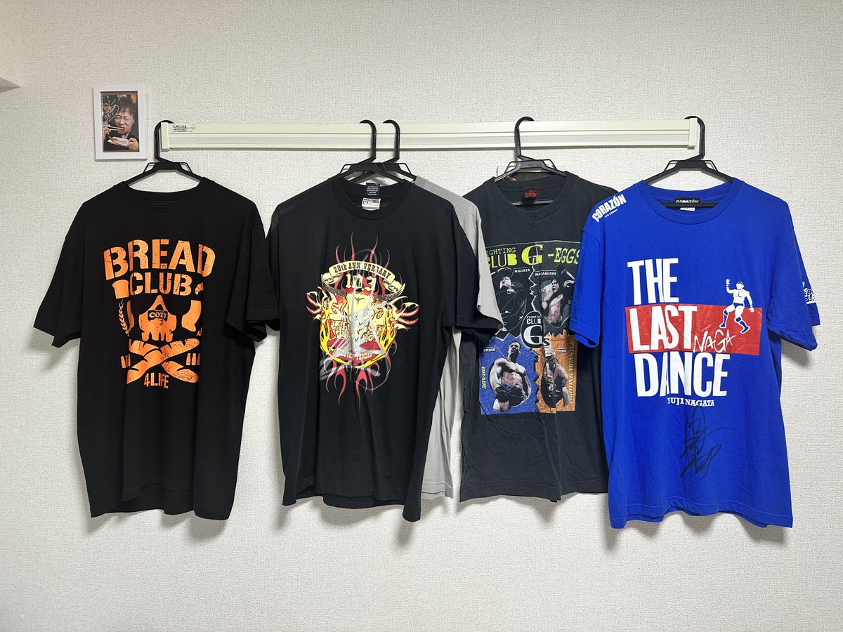 saunaski_pw's tweet photo. トーショピで注文していた
BREAD CLUB Tシャツがついに到着。
そんなわけで、第三世代コーナーを制作。
中西さんのみG-EGGSシャツですが、
そこはご容赦をw
天山選手引退試合行きたいなぁ
チケット取れるかしら
#天山広吉 #天山引退
#小島聡
#永田裕志
#中西学 #GEGGS https://t.co/OGuw6VyRrp
