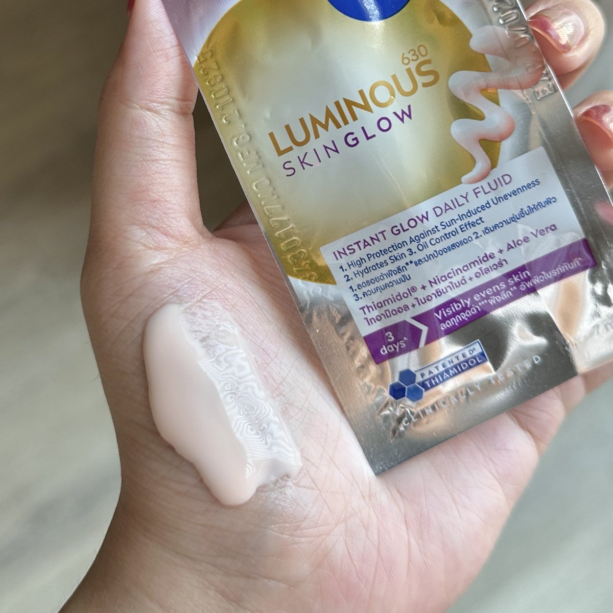 znookoi's tweet photo. ซองเดียว เปลี่ยนหน้าพังให้ผิวโกลว์ปังรับซัมเมอร์☀️

กันแดด NIVEA Skin Glow Daily Fluid 
SPF50+ PA+++ ตัวดังออกใหม่ มาในแบบซอง เนื้อทิ้นท์บางเบา ปรับผิวให้ไบรท์พร้อมกันแดด SPF 50+ มีไทอามิดอล ลดรอยดำและรอยสิวที่ต้นตอ ซองเดียวมีครบ จบ! ใช้แล้วผิวไบรท์ทันที ผิวสวย 

พิกัด: ใน 7-11 https://t.co/V1RersGFlO