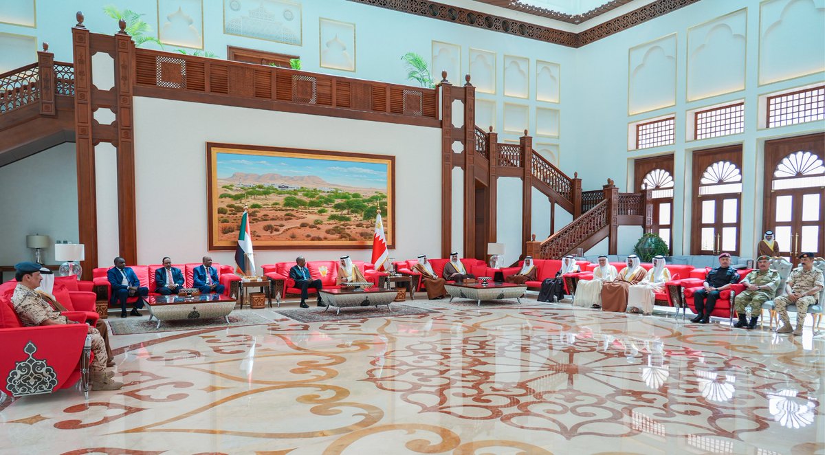 BahrainCPnews's tweet photo. حضرة صاحب الجلالة الملك #حمد_بن_عيسى آل خليفة ملك البلاد المعظم، في مقدمة مستقبلي أخيه فخامة الفريق أول ركن عبدالفتاح البرهان رئيس مجلس السيادة الانتقالي بجمهورية #السودان الشقيقة، لدى وصوله إلى البلاد اليوم في زيارة للمملكة، كما كان في الاستقبال صاحب السمو الملكي الأمير #سلمان_بن_حمد آل خليفة ولي العهد رئيس مجلس الوزراء #البحرين