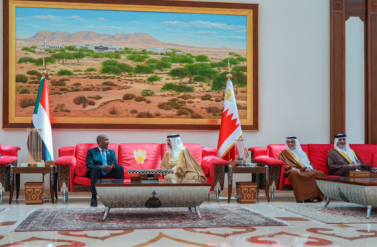BahrainCPnews's tweet photo. حضرة صاحب الجلالة الملك #حمد_بن_عيسى آل خليفة ملك البلاد المعظم، في مقدمة مستقبلي أخيه فخامة الفريق أول ركن عبدالفتاح البرهان رئيس مجلس السيادة الانتقالي بجمهورية #السودان الشقيقة، لدى وصوله إلى البلاد اليوم في زيارة للمملكة، كما كان في الاستقبال صاحب السمو الملكي الأمير #سلمان_بن_حمد آل خليفة ولي العهد رئيس مجلس الوزراء #البحرين