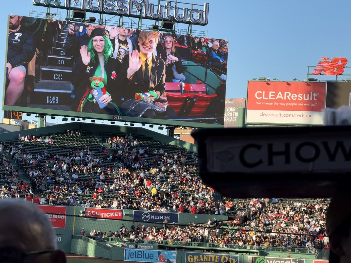 JoleeAmber's tweet photo. One piece game at @fenwaypark ! 
#ONEPIECE〜 #cosplay #redsox #redsoxonepiece #onepiecenight #zoro #sanji https://t.co/zRioudMmfQ