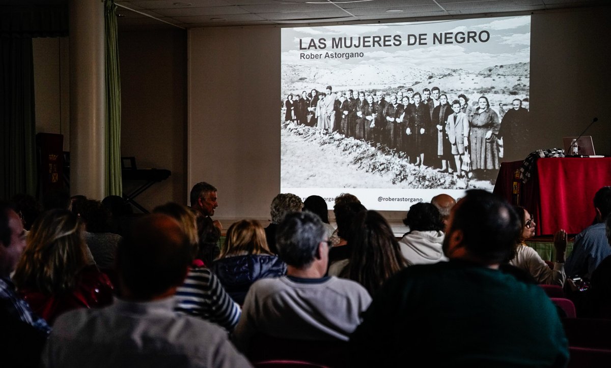 Rober_Astorgano's tweet photo. TALLER DIDÁCTICO Mujeres de negro; conociendo a nuestros antepasados, para los alumnos del Instituto de Mendavia, #Navarra y PROYECCIÓN de la película #LasMujeresDeNegro.
Muchísimas gracias al Ayto. de Mendavia y a la Asociación de Memoria 1936.
GRACIAS MENDAVIA!
#cine #taller https://t.co/M2xTAzrYH6