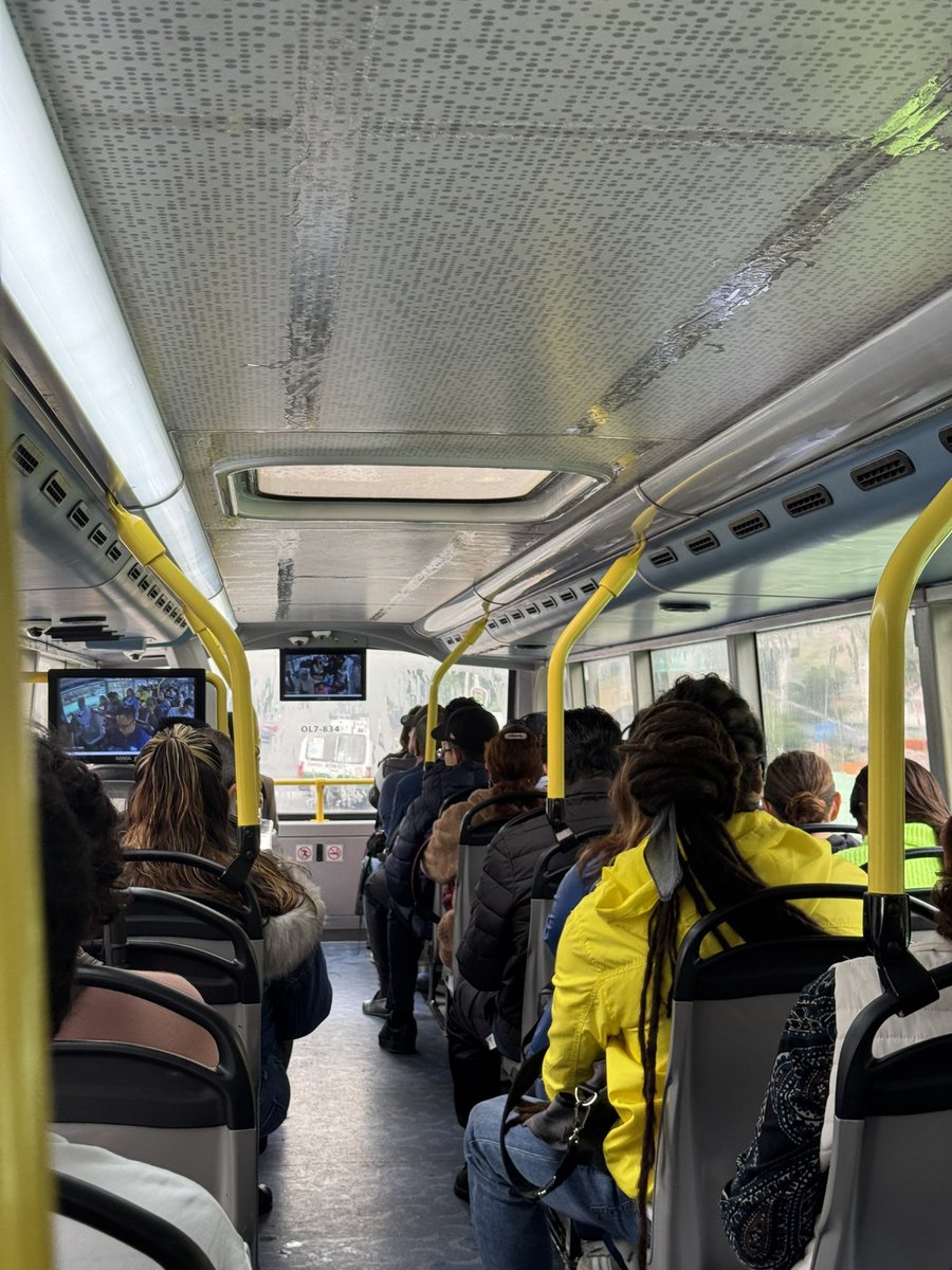 carten__'s tweet photo. @MetrobusCDMX 
No se si no sirva la circulación del aire de la unidad OL7 834

Los cristales empañados y canal de agua en el techo https://t.co/wnqgIy64P6