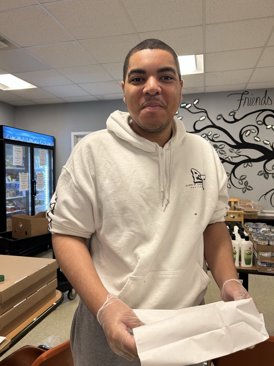 BishopTimonHigh's tweet photo. Last week on Timon Day of Giving, our Seniors spent the day throughout South Buffalo helping beautify local parks and giving back to the community. Their hard work, compassion, and commitment to caring for others helped make our neighborhoods cleaner and better for all! https://t.co/kUgY7krBs5