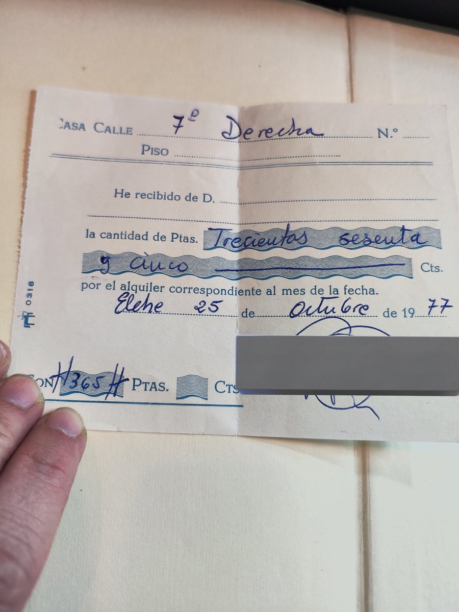 maycalfaro's tweet photo. Me acabo de encontrar este recibo de alquiler del 77 en un libro que nos donaron el otro día en la libre... El salario de entonces en la fábrica donde trabajaban mis padres como operarios era de 15.000/20.000 pesetas a la semana. https://t.co/xrtdMpRnhc