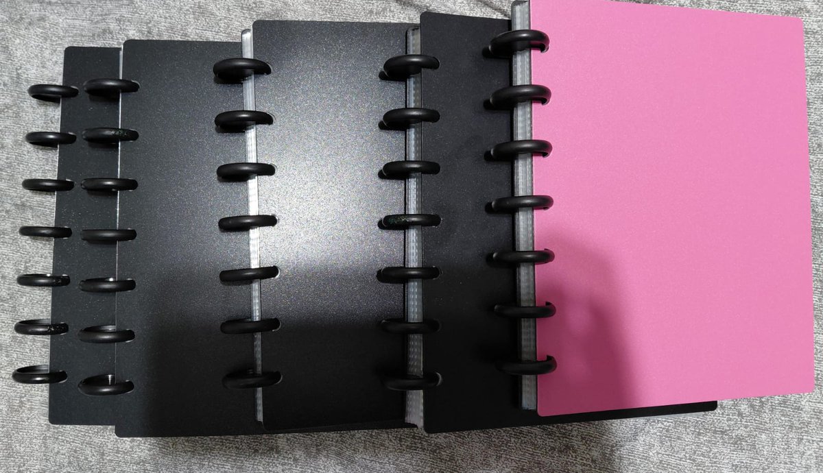 hwgcollection's tweet photo. VENDA/VENDO 

- BINDER A5, DE DISCO, 4 BOLSOS.
- 50 COM FRETE, ENVIO AMANHA. 
- 35 folhas em cada.
- Se levar mais de um, faço desconto. 
- Feedbacks no fixado da @hwgcollection no tt. https://t.co/YuhRbApUFh