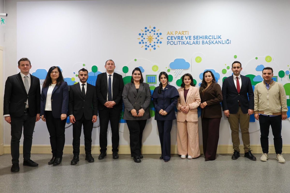 AyanNilhan's tweet photo. 📍AK Parti Genel Merkezi

Çevre ve Şehircilik Politikaları Başkanlığımızda; Cumhurbaşkanlığımızın ve AK Partimizin muhabirleriyle bir araya geldik.

Anadolu Ajansı, İhlas Haber Ajansı, Demirören Haber Ajansı, TRT Haber, TGRT Haber, CNN TÜRK, Milliyet Gazetesi, TVNET ve Habertürk temsilcileriyle gerçekleştirdiğimiz soru-cevap buluşmasında; 
Kentsel dönüşümden çevre düzenlemelerine, sahipsiz hayvanlardan hobi bahçelerine kadar birçok başlıkta değerlendirmelerde bulunduk.

"TÜRKİYE YÜZYILI" vizyonuyla; daha dirençli şehirler, daha güvenli yaşam alanları ve daha güçlü bir şehircilik anlayışı için çalışmalarımızı kararlılıkla sürdürüyoruz.

Değerli ziyaretleri ve kıymetli katkıları için basın mensuplarımıza teşekkür ediyorum.