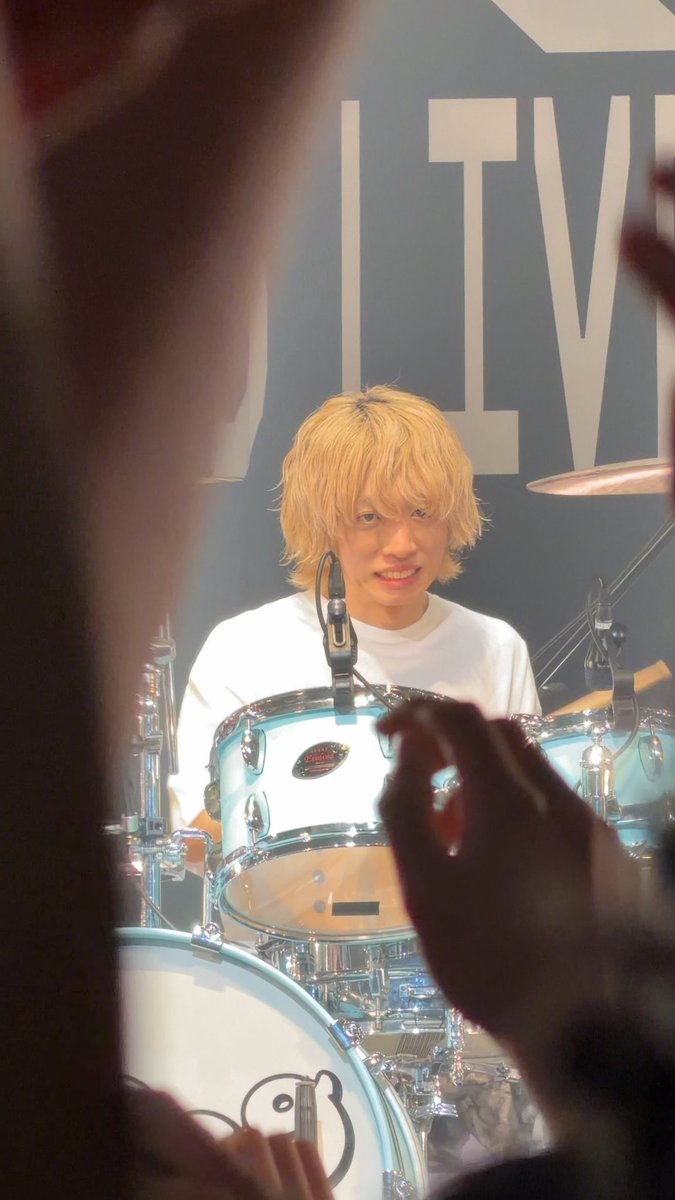 _iroshiroi's tweet photo. スティック落としたあとばり気まずい顔してておもろいｗｗｗ
#Aooo_RINGRINGツアー 名古屋 https://t.co/hHPGx3Nft5