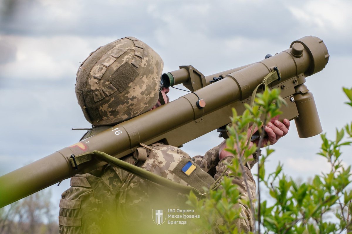 tayyabkjanjua06's tweet photo. ⚡🇺🇦🇷🇺🇨🇳
An Ukrainian soldier displaying a Chinese-made FN-16 MANPADS. It's unclear how Ukraine got its hands on the weapon system.
#Geopolotics https://t.co/619erOTu50