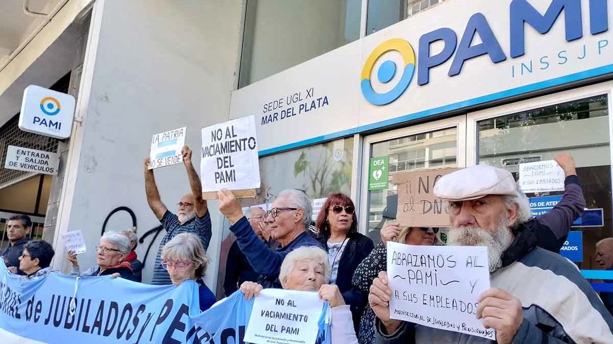 somosradioam530's tweet photo. ➡️ En un nuevo aniversario de la fundación del PAMI, organizaciones de jubilados marchan a la sede central para rechazar el vaciamiento de su obra social

📻 Escuchá el móvil de @MDSuarez en #LaGarcía con @cyngarciaradio: https://t.co/gbLdRHmCR2 https://t.co/g4hMEN2C6u