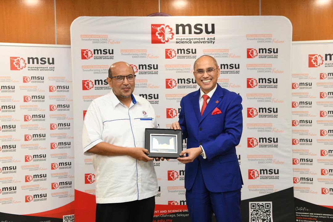 MohdShukriYajid's tweet photo. Welcomed Dr Ahmad Sabri Kassim, Director of the Education Sponsorship Division (Bahagian Penganjuran Pelajaran) at MARA. Meaningful discussion with the delegates, on academic pathways and opportunities for #MSUrians. @MSUmalaysia https://t.co/PkH1wTVuv9