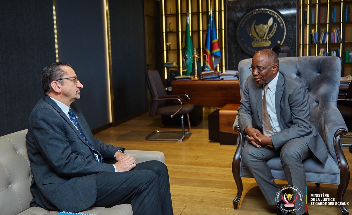 acprdcongo's tweet photo. #RDC : le Représentant spécial adjoint du Secrétaire général des #Nations #Unies en République démocratique du Congo, également Coordonnateur résident et Coordonnateur humanitaire, a rencontré mercredi à #Kinshasa, capitale de la République démocratique du Congo, le Ministre d’État en charge de la Justice, Guillaume Ngefa,selon un communiqué du ministère consulté par l’ACP.
"Cette rencontre a permis au diplomate onusien d’exprimer sa gratitude et de réaffirmer l’importance de la collaboration entre les #Nations #Unies et les autorités congolaises(...).M. Lemarquis a rappelé que cette coopération, active depuis de nombreuses années, couvre des domaines essentiels tels que la lutte contre l’impunité, la promotion des droits humains, la réforme judiciaire et l’amélioration du système pénitentiaire. Il a souligné que le renforcement de l’État de droit demeure une priorité incontournable pour le développement du pays, saluant notamment l’engagement du Ministre Ngefa dans la lutte contre la corruption, un enjeu majeur pour la RDC",a-t-on lu.
Les discussions ont également porté sur le secteur pénitentiaire, avec une attention particulière aux conditions de vie dans les établissements de l’Est du pays. Les deux personnalités ont insisté sur la nécessité de poursuivre les efforts afin d’améliorer la situation.
Avant son départ, M. Lemarquis a réaffirmé la volonté des Nations Unies de continuer à soutenir les dossiers prioritaires du secteur de la justice. Il a rappelé que la réforme judiciaire constitue un chantier central de la bonne gouvernance et du développement durable, indispensable pour que la #RDC progresse sur la voie du développement.
Découvrez d'autres informations sur notre site web https://t.co/tGEWJ2Bgzn