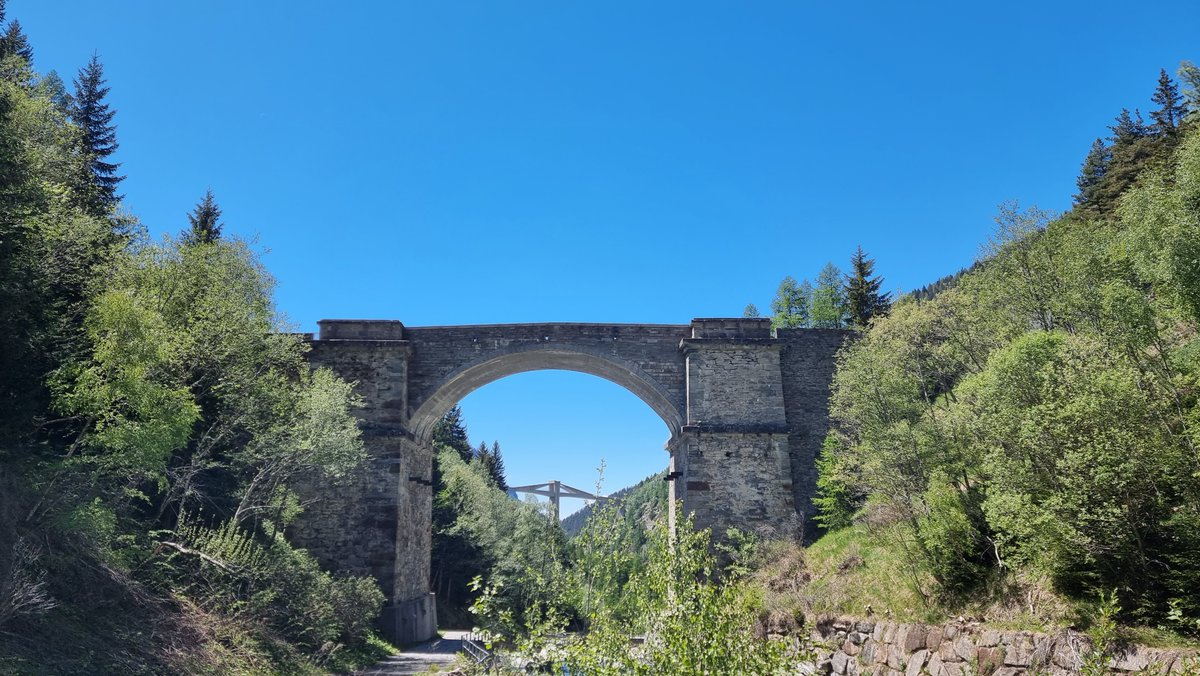Alpenweerman's tweet photo. Oud en nieuw #Ganterbrücke welke bestanddeel vormt van de Simplonpassstrasse vanmiddag tijdens wandeling vanaf #Termen via #Stockalperweg naar Gantertal https://t.co/PBRHr0SrFI