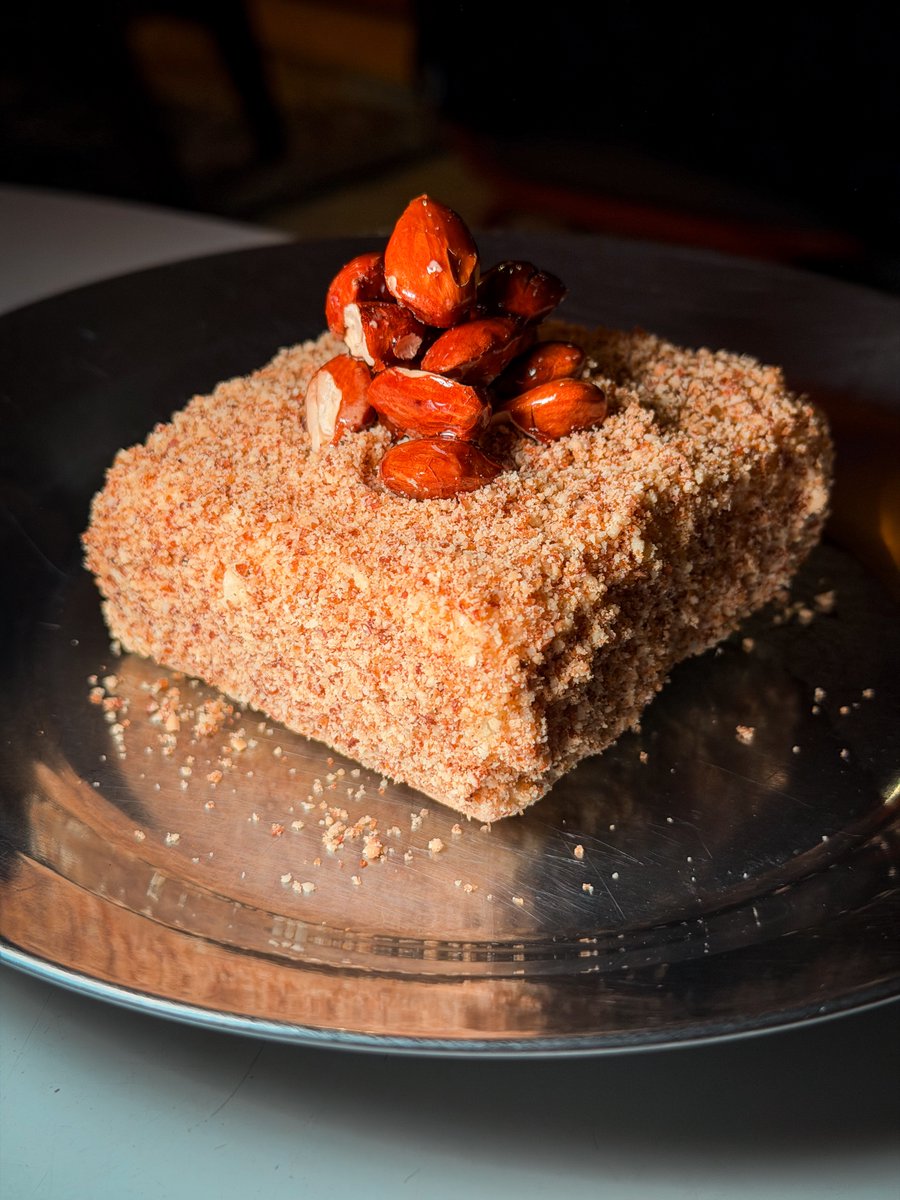 salt_argentina's tweet photo. El Almendrado con salsa de dulce de leche y whisky fue el postre que más nos gustó. Equilibrio justo de dulzor y textura. Encima te vas encontrando con cositas a medida que vas cuchareando.

Grido nos mintió toda la vida, esto es un almendrado. https://t.co/uY6YsQbUbc
