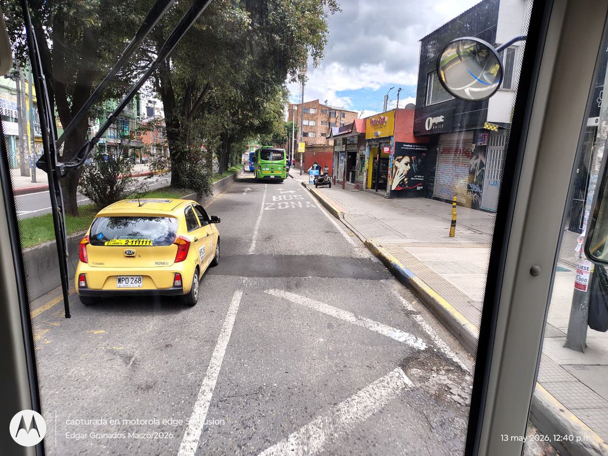 Fapuentess's tweet photo. ¡La denuncia dio resultado!

Luego del llamado urgente que hicimos junto a la edilesa @AndryLozanoT, el @idubogota intervino anoche el hueco ubicado en la carrera 100, barrio Santander, entre calles 22I y 22J en Fontibón, que venía ocasionando accidentes y poniendo en riesgo a la comunidad.

Seguiremos atentos a las preocupaciones y problemáticas de la comunidad para actuar y hacer seguimiento a las soluciones que Bogotá necesita.